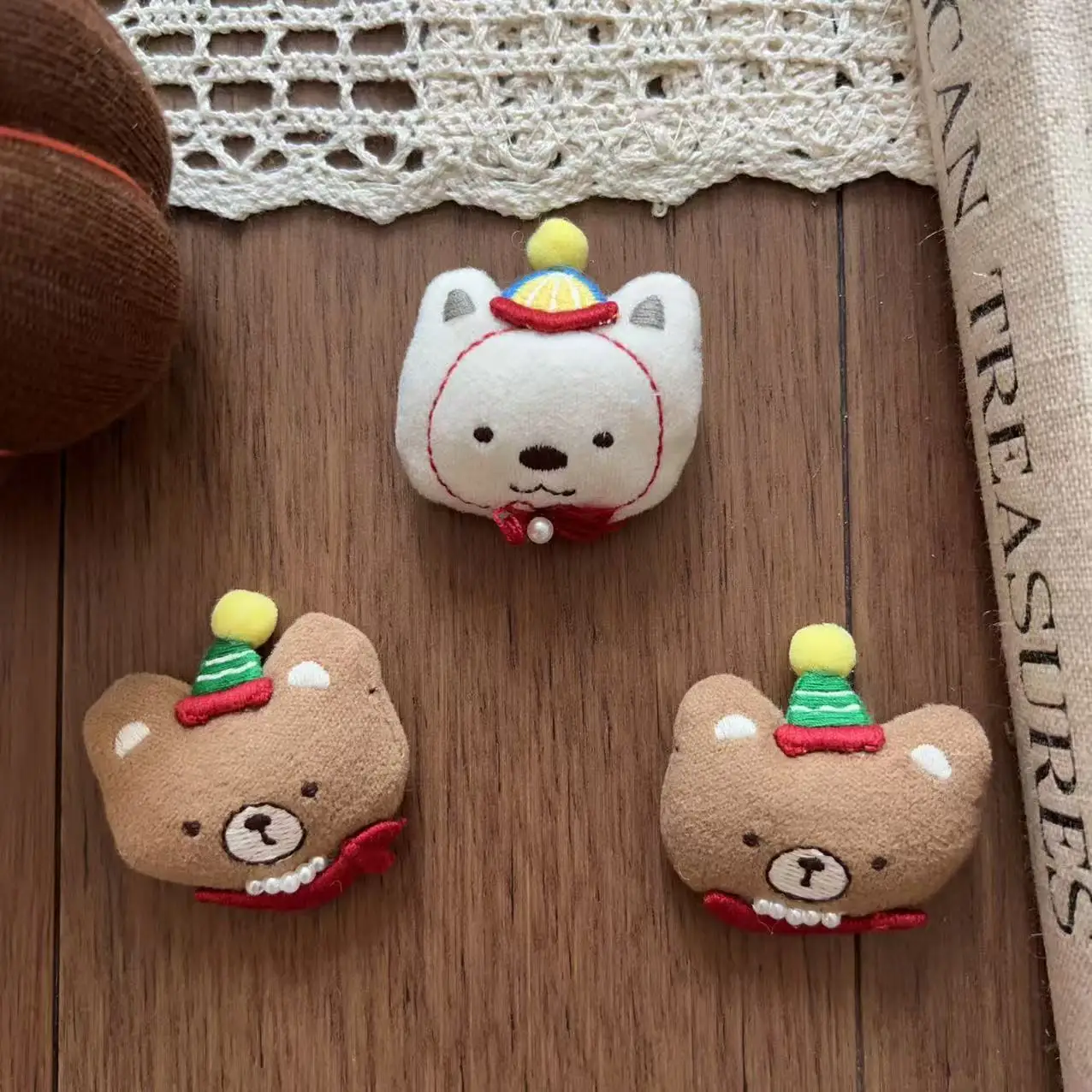 High Quality Soft Fabric Cartoon Mini Bear Brooch Hair Clip Birthday Hat Decoration for Shoes Hats Clothing Embellishment
High Quality Soft Fabric Cartoon Mini Bear Brooch Hair Clip Birthday Hat Decoration for Shoes Hats Clothing Embellishment