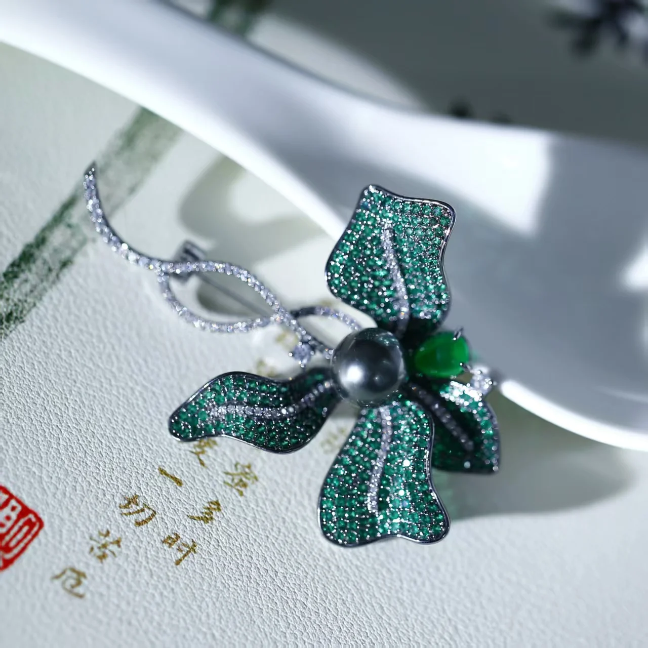 Four-leaf Clover Elegant Style Seawater Round Pearl Baroque Tahitian Pearl Brooch Fine Jewelry Gift for Woman Pin
Four-leaf Clover Elegant Style Seawater Round Pearl Baroque Tahitian Pearl Brooch Fine Jewelry Gift for Woman Pin