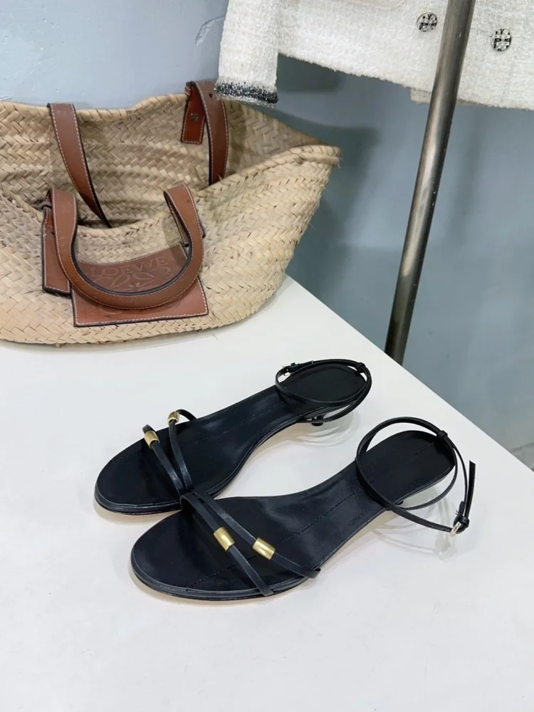 Маленькие женские босоножки с открытым носком, ориентированные на дизайн, натуральная кожа, каблуки в кошачьем стиле, ретро и простые, элегантные, французские.
Маленькие женские босоножки с открытым носком, ориентированные на дизайн, натуральная кожа, каблуки в кошачьем стиле, ретро и простые, элегантные, французские.