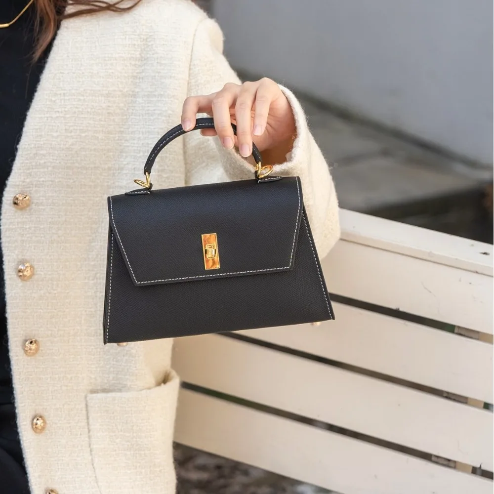 Простая и стильная маленькая квадратная сумка с текстурой, универсальная сумка через плечо, новая модная женская сумка, изысканная ретро-модель.
Простая и стильная маленькая квадратная сумка с текстурой, универсальная сумка через плечо, новая модная женская сумка, изысканная ретро-модель.