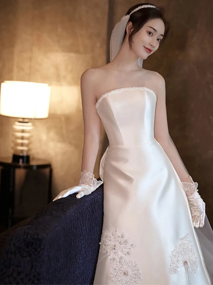 Атласное свадебное платье-труба с тяжелой вышивкой, белое, с шлейфом, для торжественного входа невесты
Атласное свадебное платье-труба с тяжелой вышивкой, белое, с шлейфом, для торжественного входа невесты