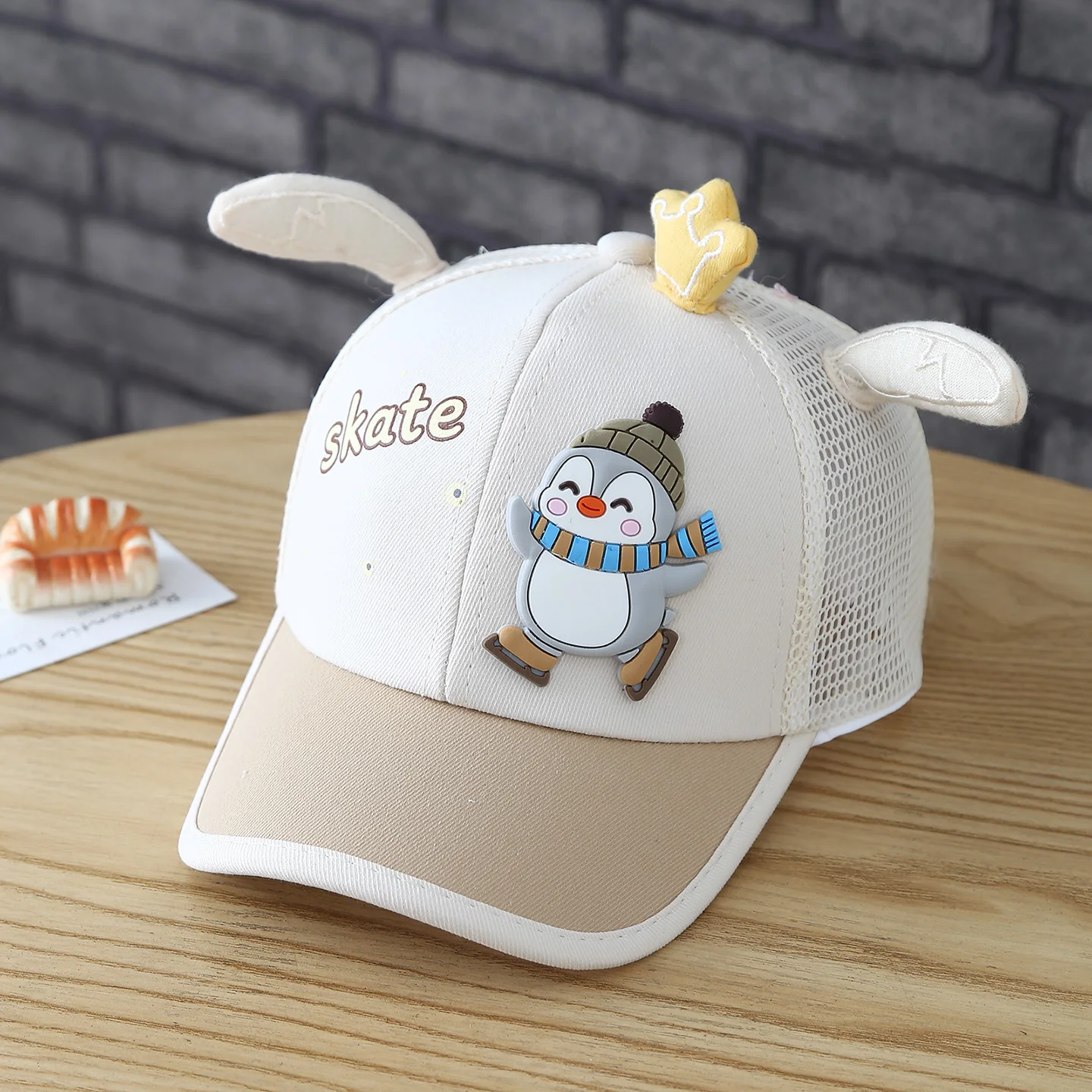 Patchwork printed mesh baseball cap with cute little penguin logo on the crown and ear-shaped decorations. Fun hat for children
Patchwork printed mesh baseball cap with cute little penguin logo on the crown and ear-shaped decorations. Fun hat for children