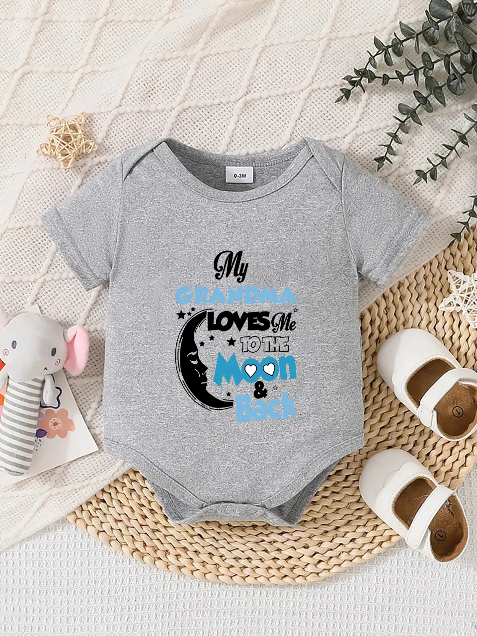 Baby short-sleeved triangle bodysuit, fun letter print, button design, easy to care for, suitable for new parents.
Baby short-sleeved triangle bodysuit, fun letter print, button design, easy to care for, suitable for new parents.