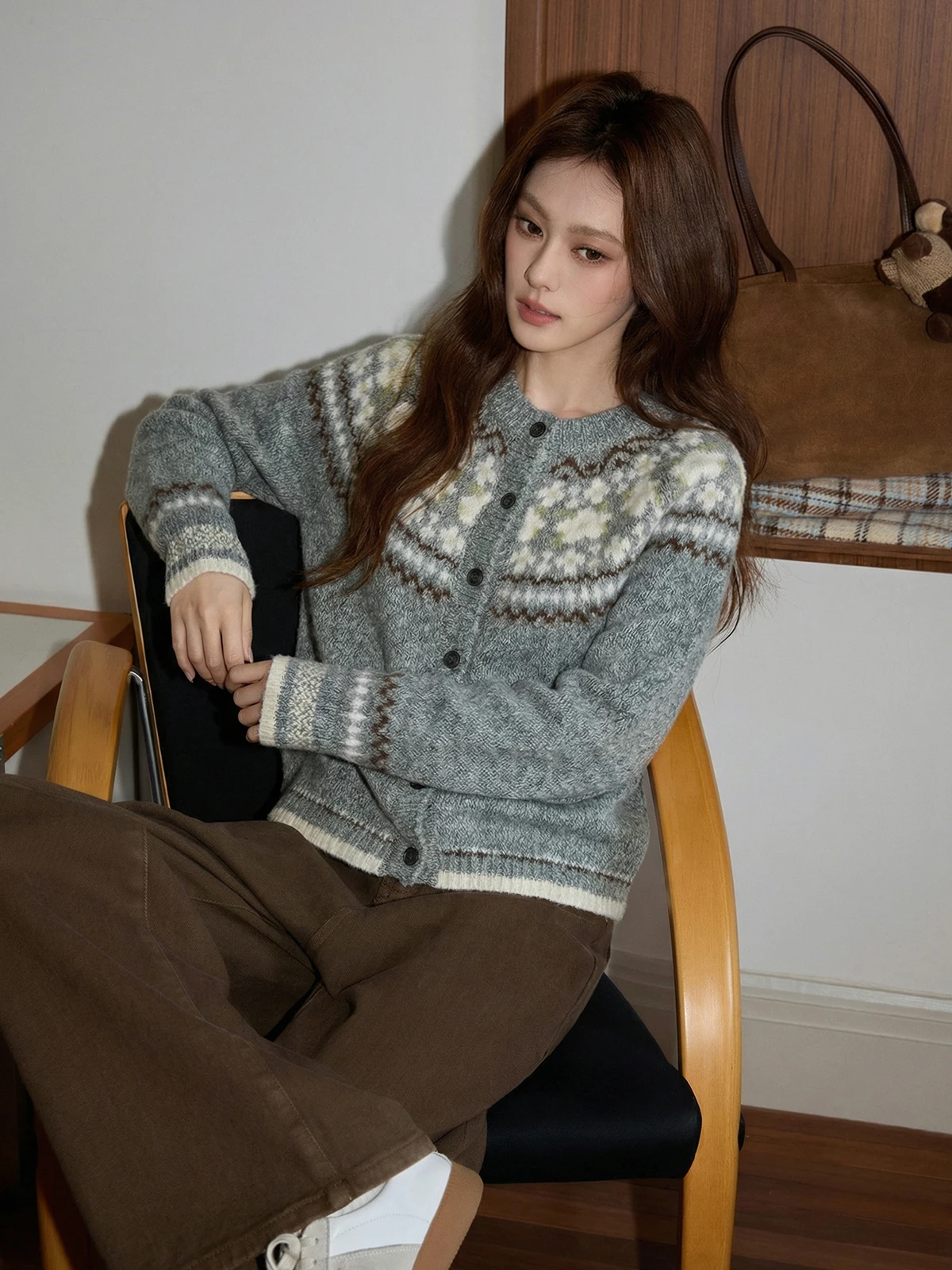 Вязаный свитер-пальто в стиле ретро Fair Isle для женщин: мягкий, свободный, стройнящий, с цветочным узором, круглым вырезом и длинными рукавами.
Вязаный свитер-пальто в стиле ретро Fair Isle для женщин: мягкий, свободный, стройнящий, с цветочным узором, круглым вырезом и длинными рукавами.