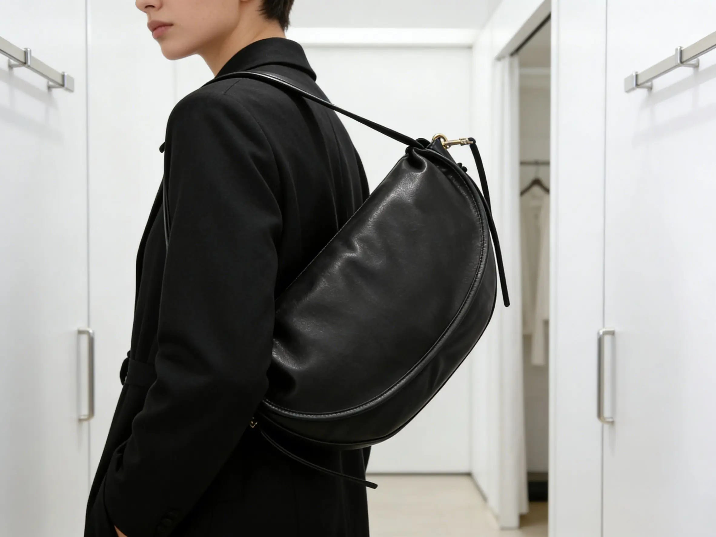 Soft Leather Saddle Bag Women's New Versatile Shoulder Crossbody Dumpling Bag Commute Casual Black Cowhide Bag Luxury bag
Soft Leather Saddle Bag Women's New Versatile Shoulder Crossbody Dumpling Bag Commute Casual Black Cowhide Bag Luxury bag