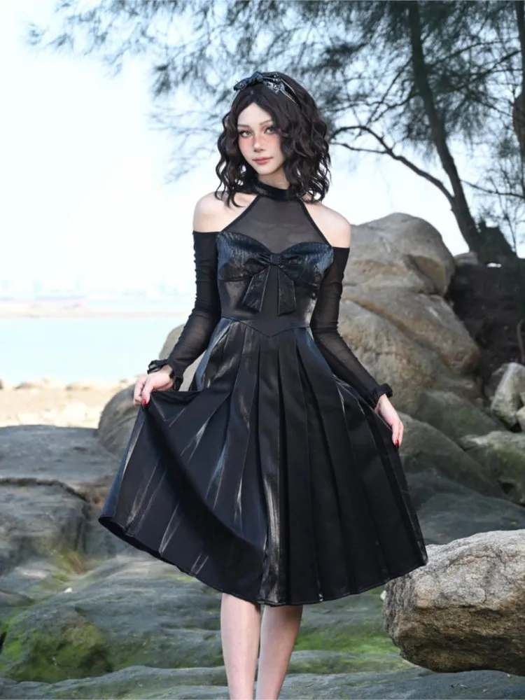 Black and white Hepburn style halter-neck leather pleated little dress
Black and white Hepburn style halter-neck leather pleated little dress