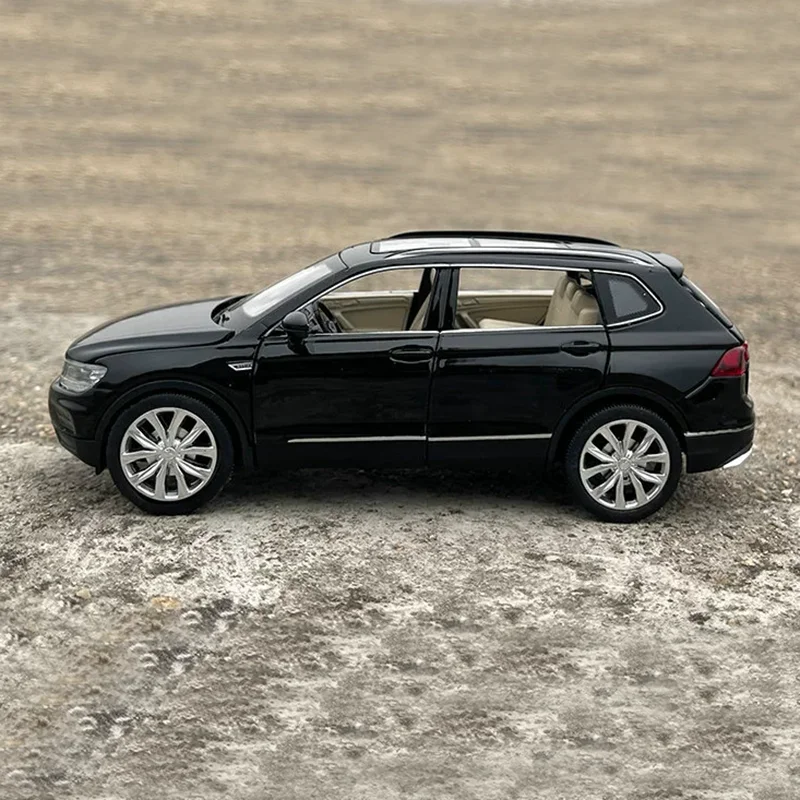 1:32 TIGUAN L SUV Alloy Metal Diecast Car Model Vehicles Pull Back Sound and Light For Children Boy Toys Gift Free Shipping
1:32 TIGUAN L SUV Alloy Metal Diecast Car Model Vehicles Pull Back Sound and Light For Children Boy Toys Gift Free Shipping