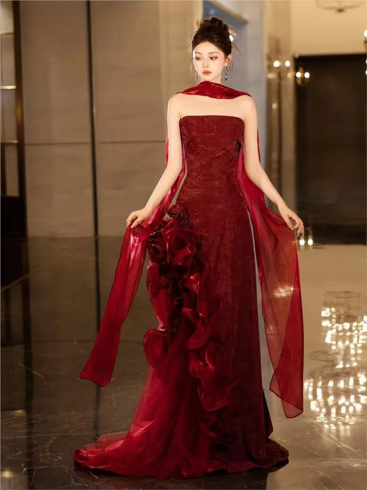 Strapless morning dress design a niche wine red photo and toasting
Strapless morning dress design a niche wine red photo and toasting