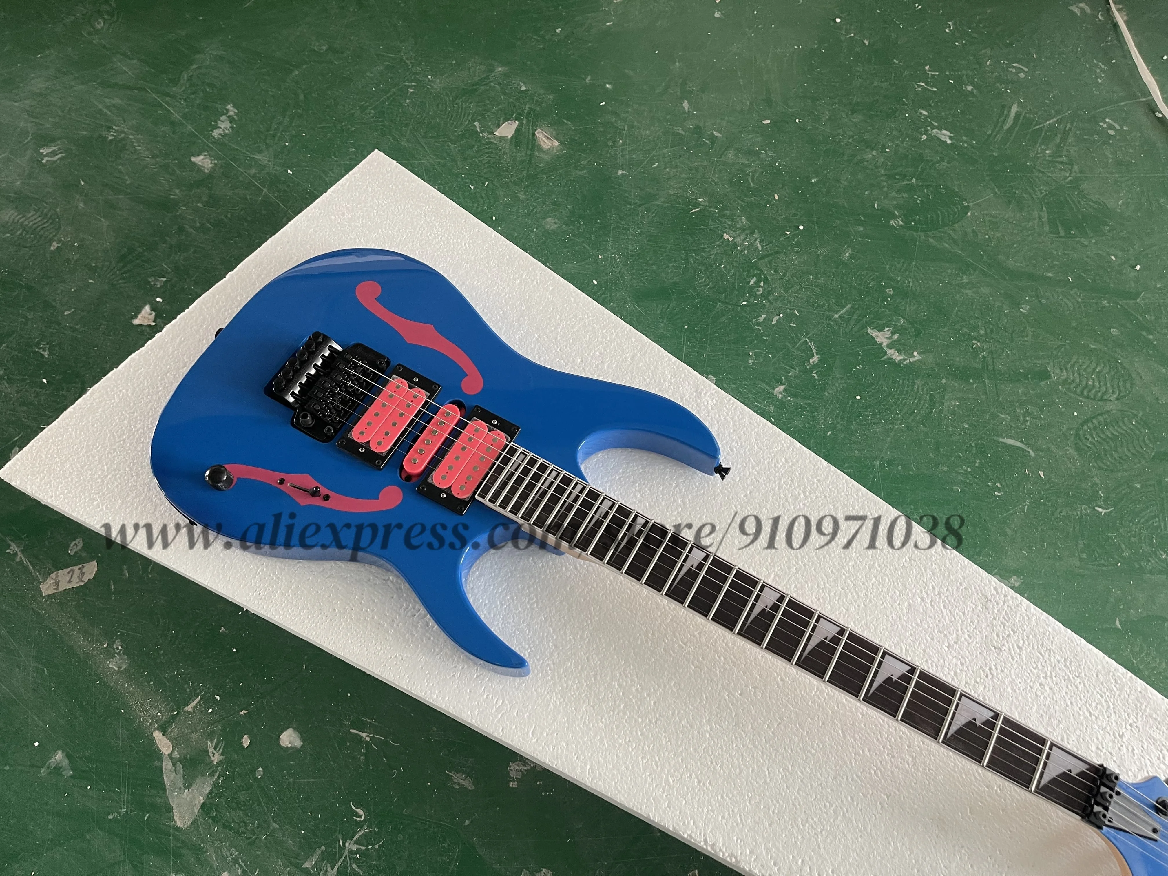 Classic blue guitar, Tremolo bridge, pink pickup, solid wood body, maple neck, black tuner, factory custom
Classic blue guitar, Tremolo bridge, pink pickup, solid wood body, maple neck, black tuner, factory custom