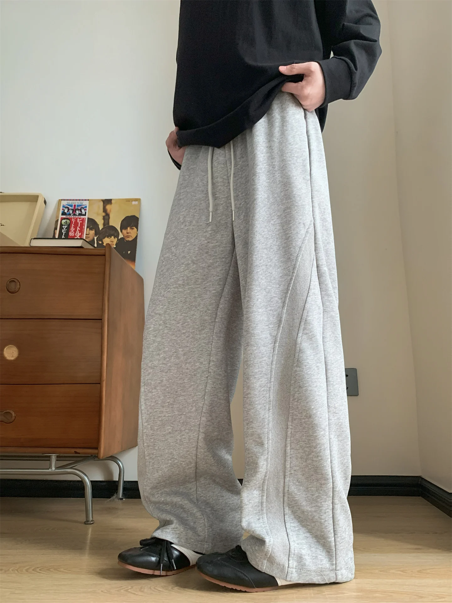 Мужские спортивные брюки American Sleey с изогнутым кроем, свободные, струящиеся, из плотной ткани, модные прямые брюки-бананы с широкими штанинами
Мужские спортивные брюки American Sleey с изогнутым кроем, свободные, струящиеся, из плотной ткани, модные прямые брюки-бананы с широкими штанинами