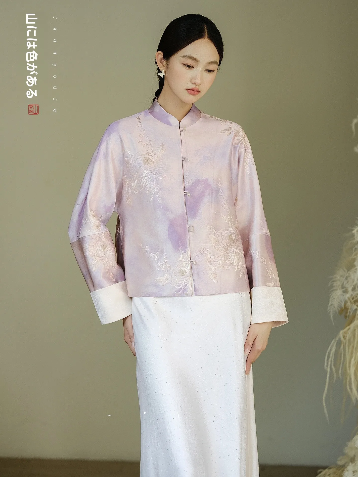 Новая женская модная куртка из ацетата с вышивкой в китайском национальном стиле, осенняя коллекция, премиум-класс, индивидуальный дизайн
Новая женская модная куртка из ацетата с вышивкой в китайском национальном стиле, осенняя коллекция, премиум-класс, индивидуальный дизайн