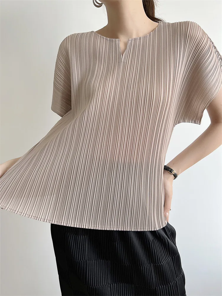2022 summer new style Miyake pleated neck slit casual T-shirt fashion basic loose thin women's clothing tees
2022 summer new style Miyake pleated neck slit casual T-shirt fashion basic loose thin women's clothing tees