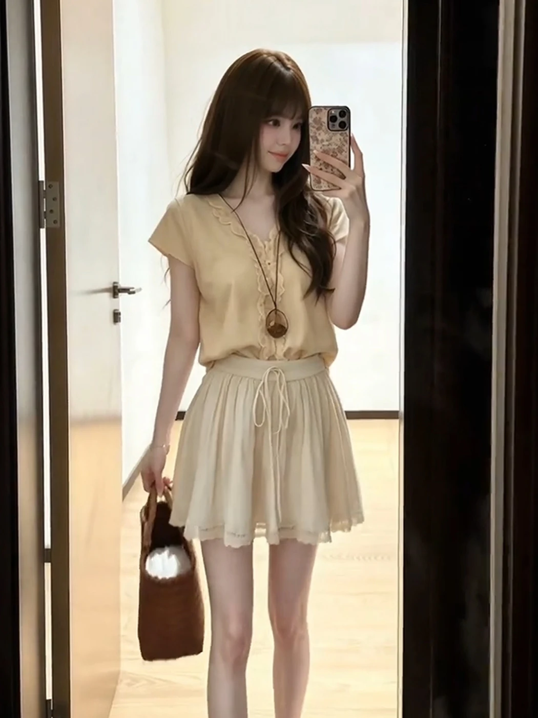 Summer 2026 Women's Chic V-neck Short Sleeve T-shirt And Ruffle Skirt Two-piece Set Korean Style Gentle Wood Grain
Summer 2026 Women's Chic V-neck Short Sleeve T-shirt And Ruffle Skirt Two-piece Set Korean Style Gentle Wood Grain