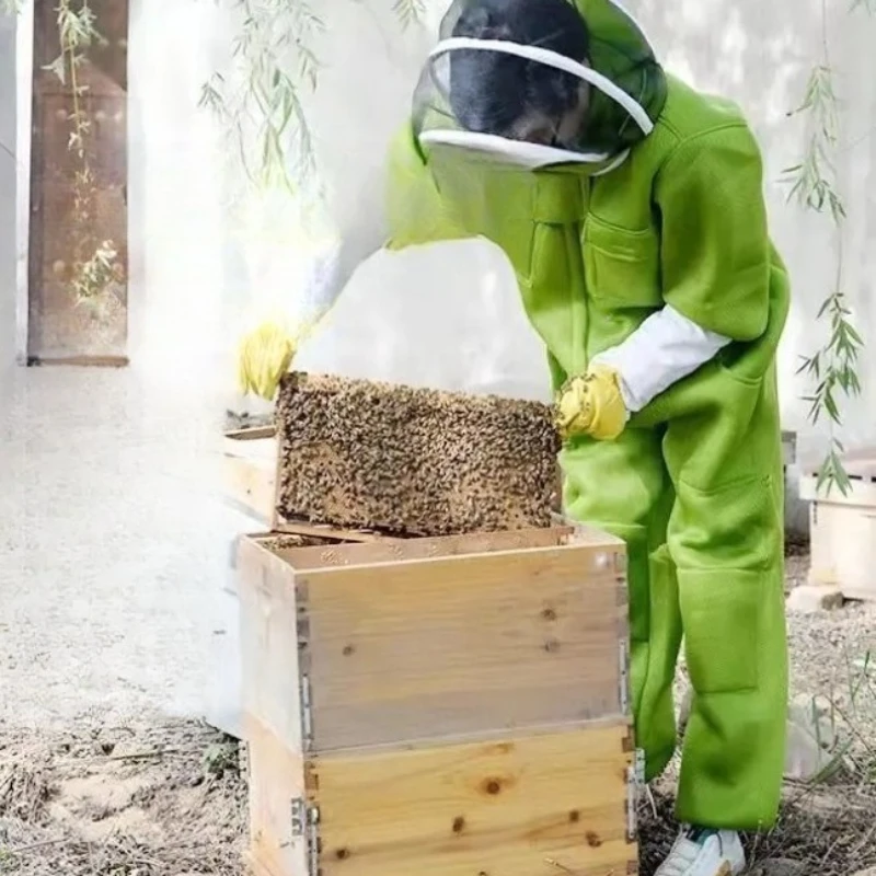 A full set of breathable bee protective clothing, green thick cotton bee protective clothing one-piece.
A full set of breathable bee protective clothing, green thick cotton bee protective clothing one-piece.
