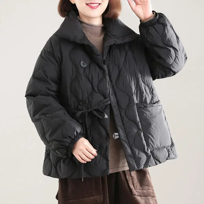 Повседневная белая короткая куртка из пуха для женщин, на пуговицах, с завязками, мягкая на ощупь, больших размеров, для поездок на работу, в корейском стиле
Повседневная белая короткая куртка из пуха для женщин, на пуговицах, с завязками, мягкая на ощупь, больших размеров, для поездок на работу, в корейском стиле