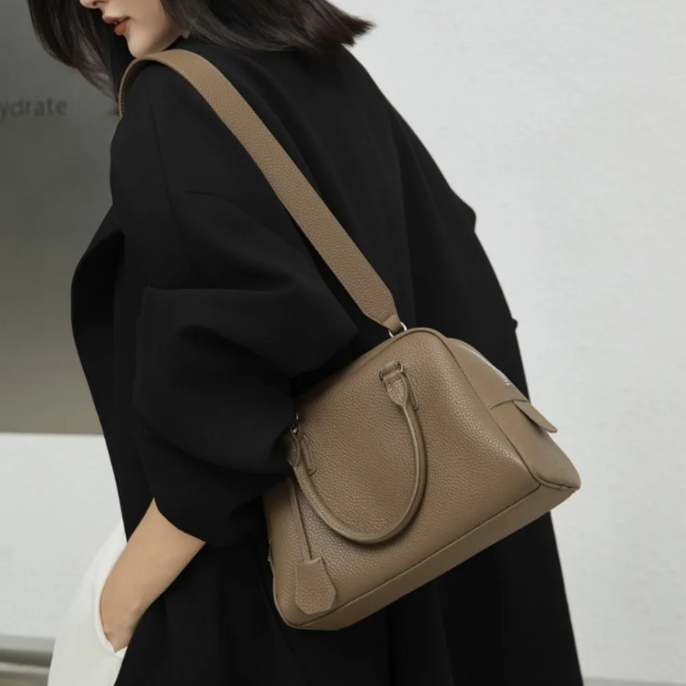 VOLVAETEC 2025 new first-layer cowhide bowling minimalist high-quality handbag retro Boston crossbody shoulder bag women
VOLVAETEC 2025 new first-layer cowhide bowling minimalist high-quality handbag retro Boston crossbody shoulder bag women
