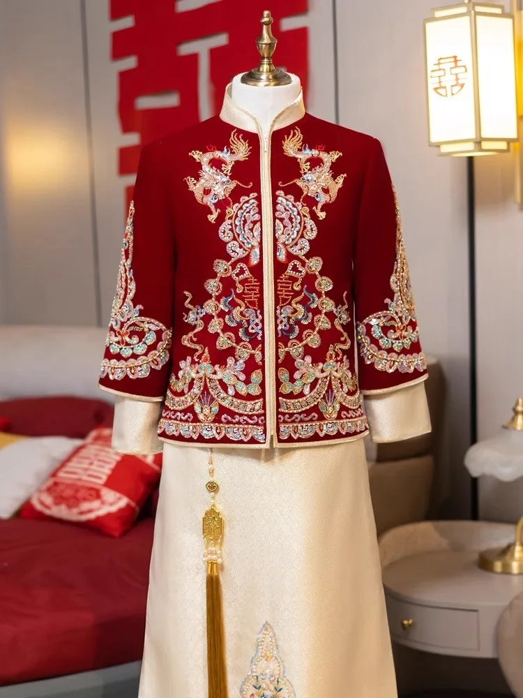 The velvet men's Chinese-style wedding dress dragon and phoenix is groom's attire
The velvet men's Chinese-style wedding dress dragon and phoenix is groom's attire