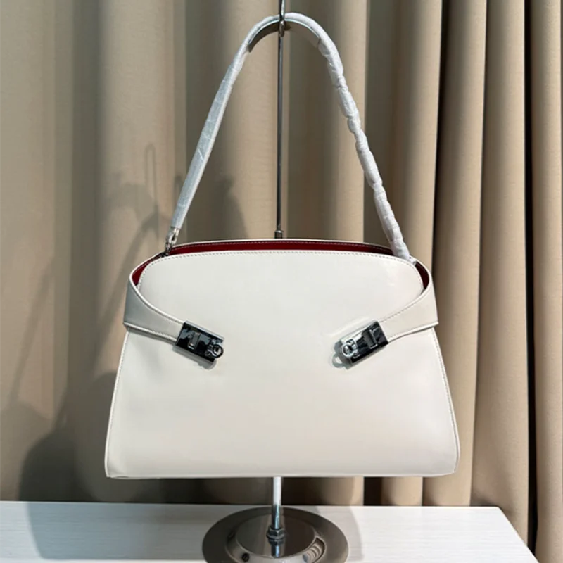 Brand Women's Handbags High Quality Large Capacity Shoulder Bags Luxury Silver Lock Tote Bags New Versatile Elegant Underarm Bag
Brand Women's Handbags High Quality Large Capacity Shoulder Bags Luxury Silver Lock Tote Bags New Versatile Elegant Underarm Bag