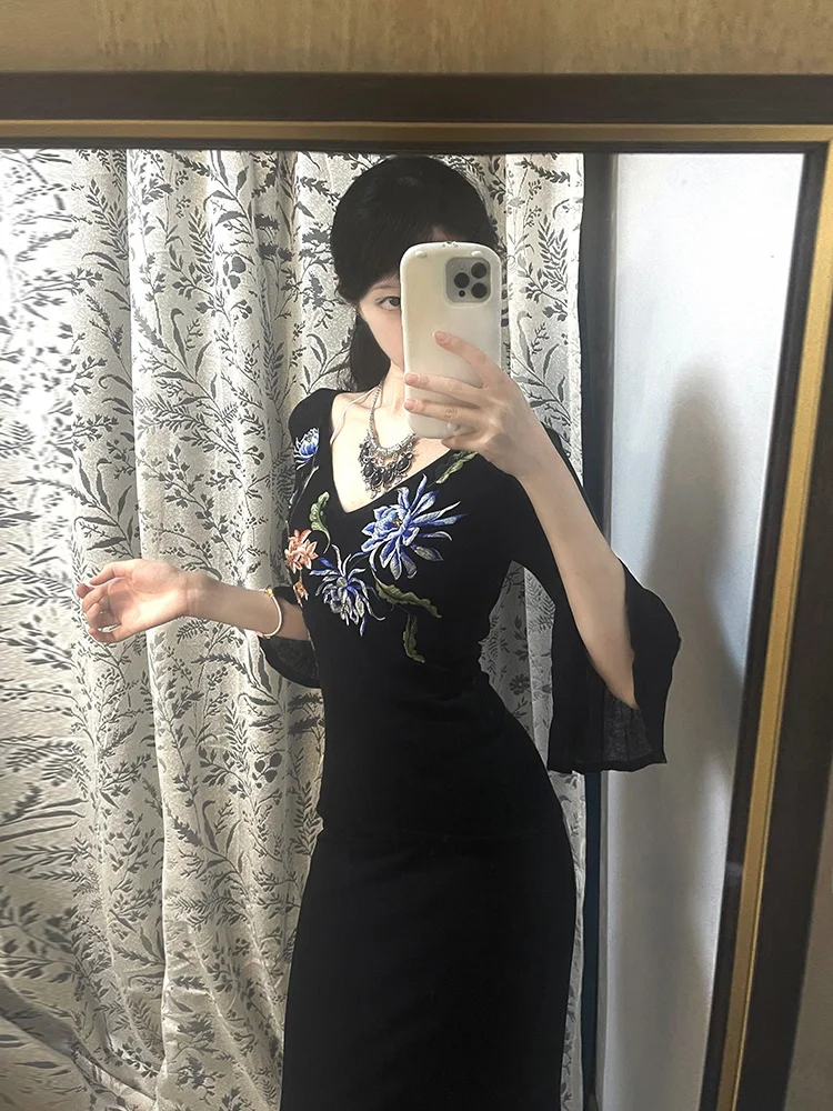 Retro Style Long Sleeve V-Neck Dress Women's Sexy Bodycon Mermaid Skirt Spring Summer Iris Flower Embroidery Slim Fit Gown
Retro Style Long Sleeve V-Neck Dress Women's Sexy Bodycon Mermaid Skirt Spring Summer Iris Flower Embroidery Slim Fit Gown
