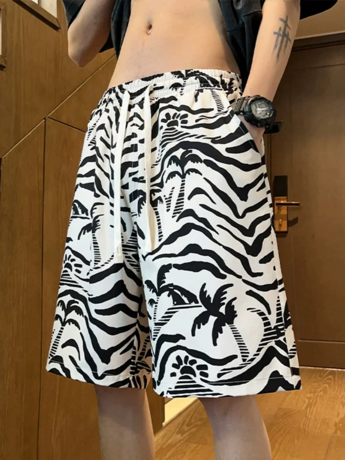 Летние тонкие повседневные свободные мужские шорты в стиле хонконгского ретро, пляжные шорты-бриджи в американском стиле, дышащие спортивные шорты для отдыха
Летние тонкие повседневные свободные мужские шорты в стиле хонконгского ретро, пляжные шорты-бриджи в американском стиле, дышащие спортивные шорты для отдыха