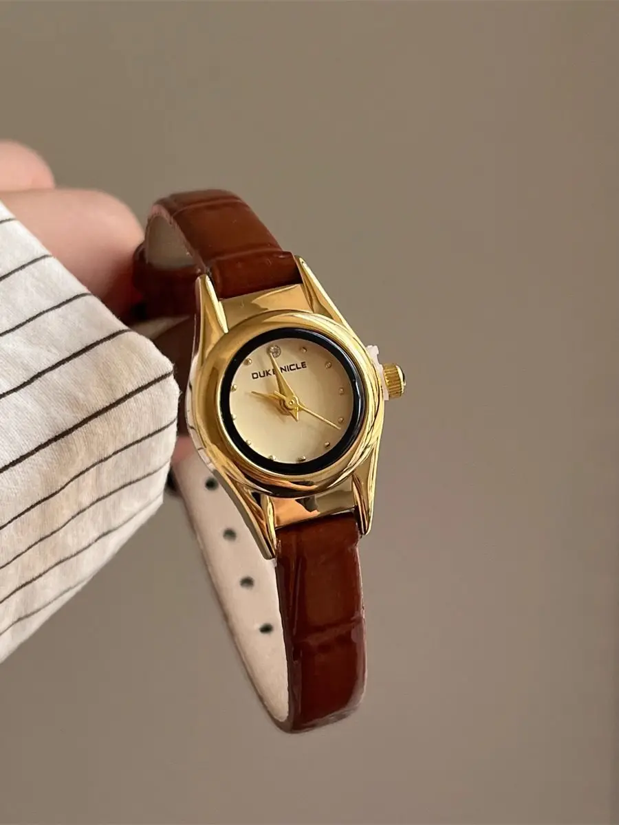 Новые стильные женские часы с тонким кожаным ремешком, маленький и мини-циферблат, универсальные часы для студентов, модные женские часы.
Новые стильные женские часы с тонким кожаным ремешком, маленький и мини-циферблат, универсальные часы для студентов, модные женские часы.