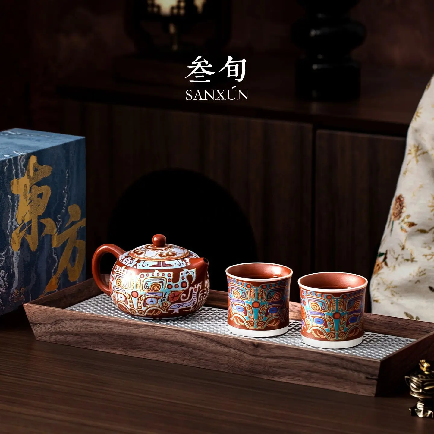 30-Year-Old Gilded Silver Taotie Purple Clay Xishi Teapot High-End Tea Set Box Suitable As A Housewarming Gift For Elders
30-Year-Old Gilded Silver Taotie Purple Clay Xishi Teapot High-End Tea Set Box Suitable As A Housewarming Gift For Elders
