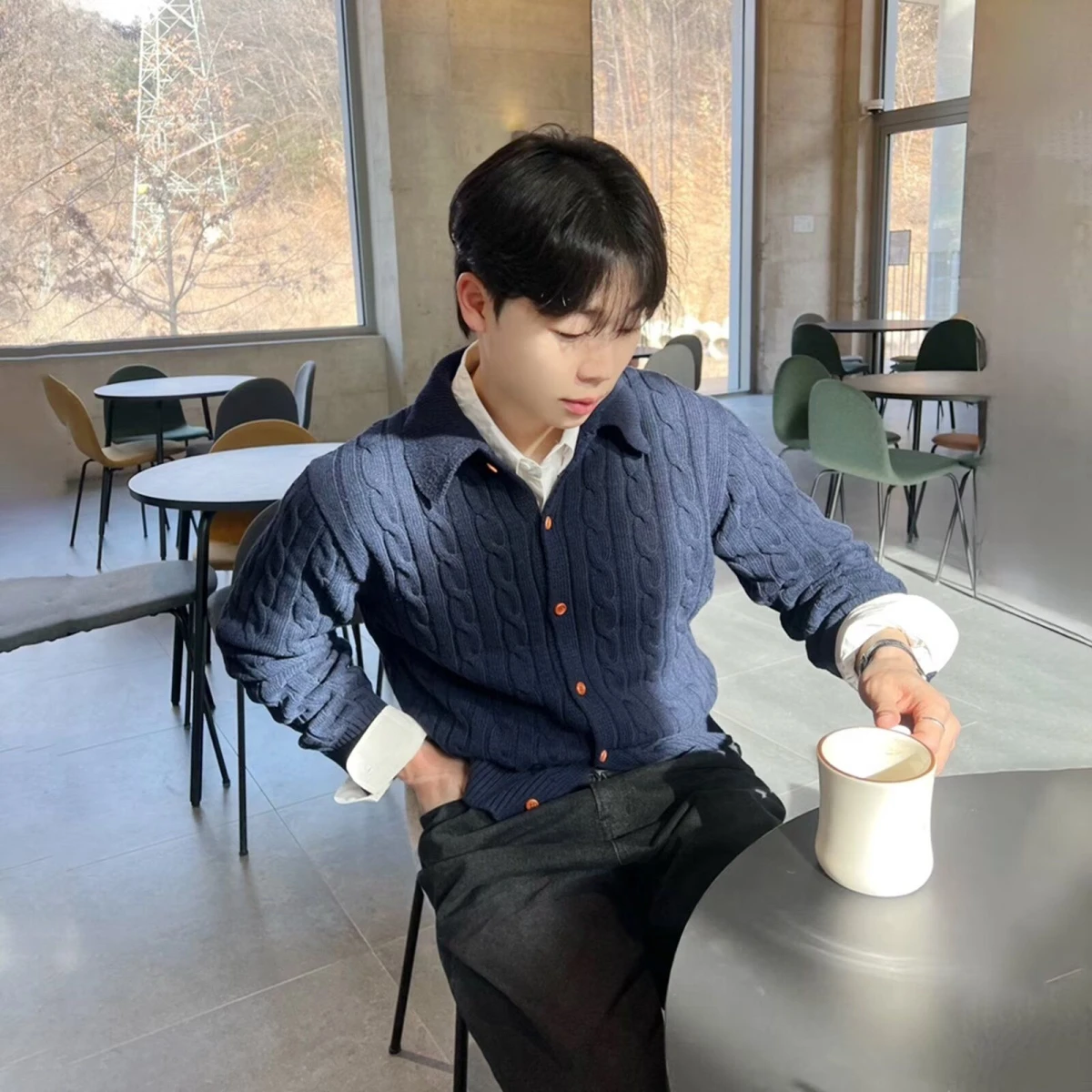 Осень-зима, вязаный свитер с v-образным вырезом, кардиган, мужской цветной повседневный корейский модный длинный свитер из полиэфирного волокна
Осень-зима, вязаный свитер с v-образным вырезом, кардиган, мужской цветной повседневный корейский модный длинный свитер из полиэфирного волокна