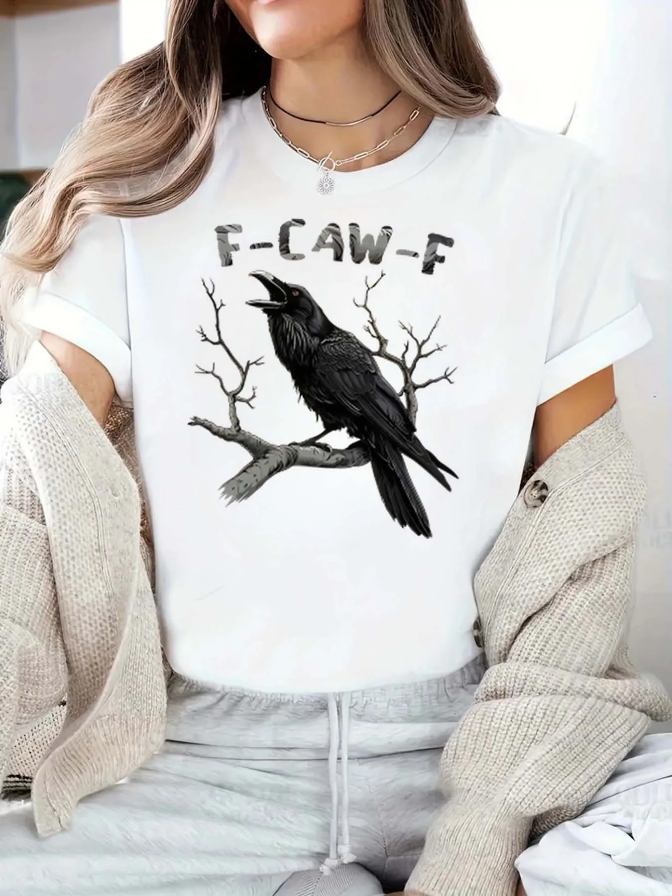 Crow print pattern, the preferred fashionable and multifunctional women's T-shirt. The T-shirt I recently bought as a daily gift 
Crow print pattern, the preferred fashionable and multifunctional women's T-shirt. The T-shirt I recently bought as a daily gift