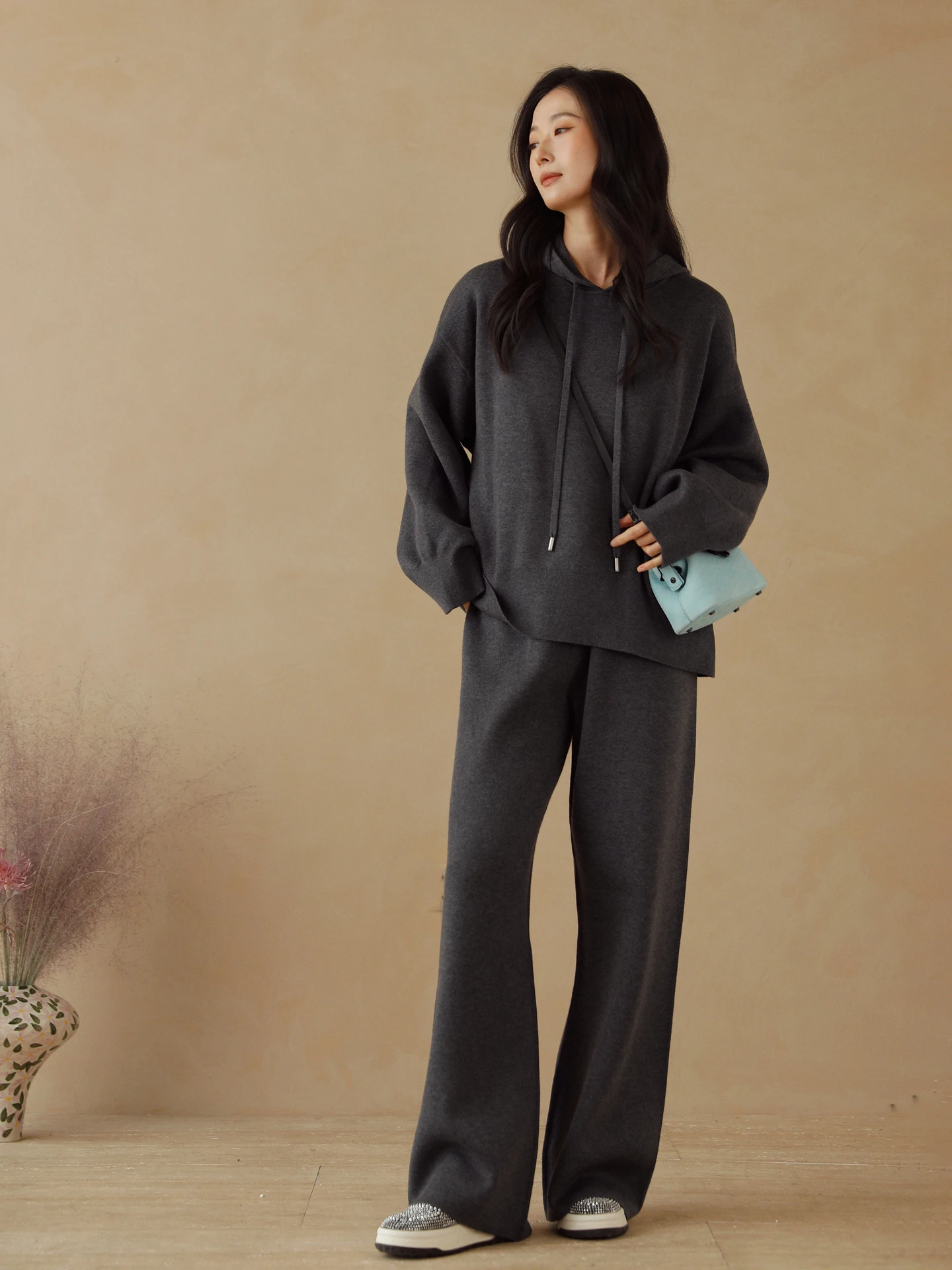 Комплект из свободного вязаного худи и брюк прямого кроя Cloud Sensation: повседневный женский модный зимний костюм-двойка, новинка
Комплект из свободного вязаного худи и брюк прямого кроя Cloud Sensation: повседневный женский модный зимний костюм-двойка, новинка