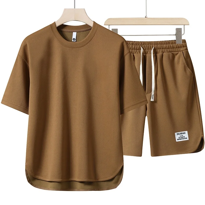 Спортивный костюм свободного кроя для мужчин: летний повседневный комплект с футболкой и модными универсальными молодежными брюками-капри
Спортивный костюм свободного кроя для мужчин: летний повседневный комплект с футболкой и модными универсальными молодежными брюками-капри