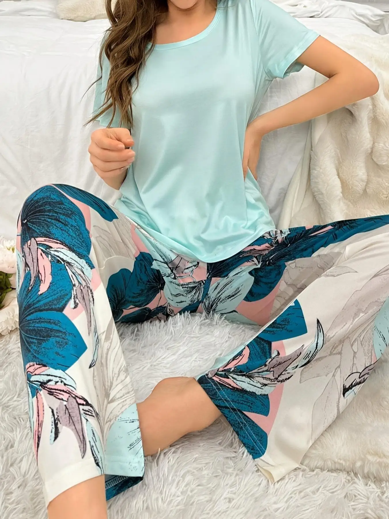 Casual women's green top and leaf-patterned pants, available in both short and long versions, as a women's pajama set
Casual women's green top and leaf-patterned pants, available in both short and long versions, as a women's pajama set