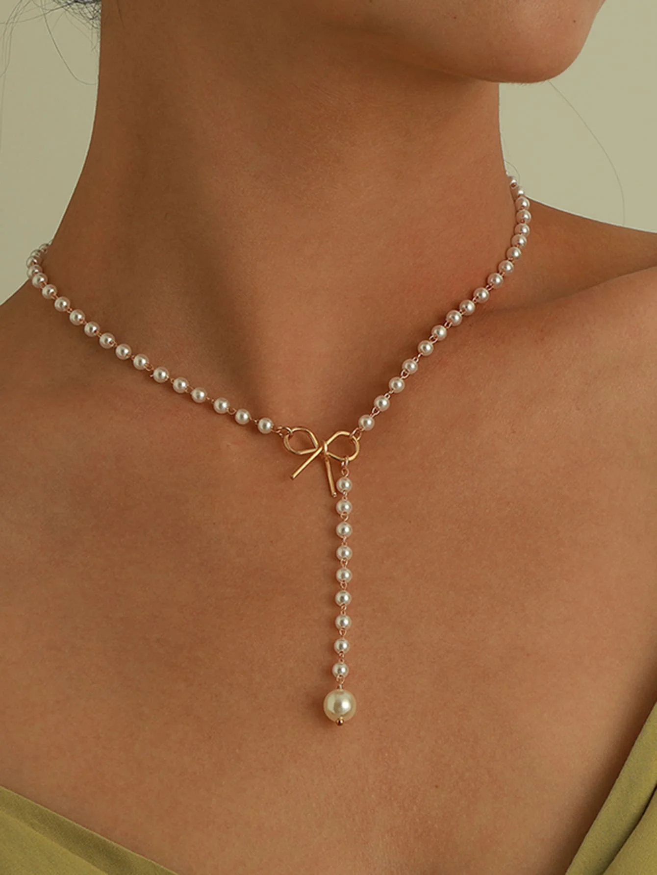 Elegant bow-shaped faux pearl tassel pendant necklace for women ideal for parties and Valentine’s Day gifts
Elegant bow-shaped faux pearl tassel pendant necklace for women ideal for parties and Valentine’s Day gifts