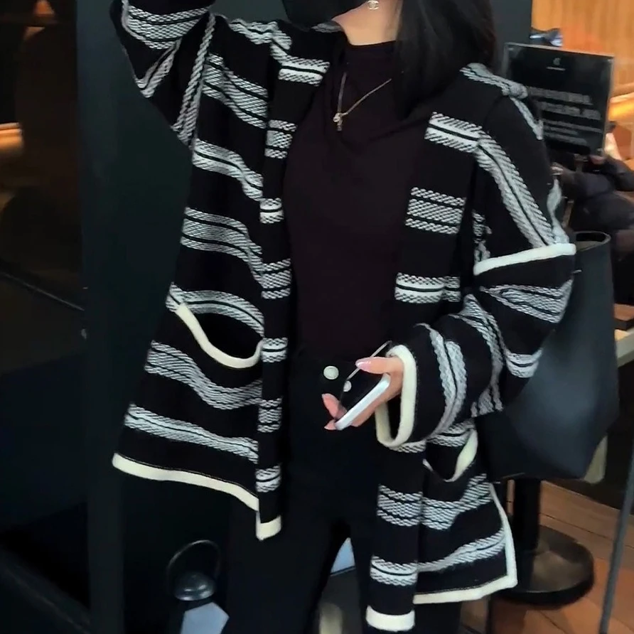Knitted Cardigan Sweaters Women Striped Mid Length Jumpers Hooded Pocket Long Sleeve Open Stitch Loose Casual 2025 Autumn Winter
Knitted Cardigan Sweaters Women Striped Mid Length Jumpers Hooded Pocket Long Sleeve Open Stitch Loose Casual 2025 Autumn Winter