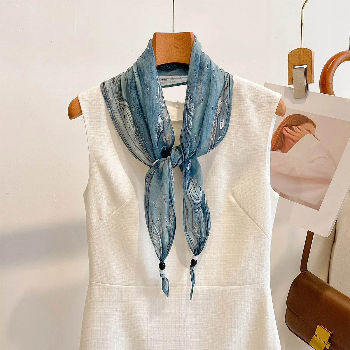 Retro Printed Scarves Thin Diamond-shaped Scarf For Women Jeans Pairing Bandanas Luxury Hijab Neckerchief Elegant Shawl Wraps
Retro Printed Scarves Thin Diamond-shaped Scarf For Women Jeans Pairing Bandanas Luxury Hijab Neckerchief Elegant Shawl Wraps