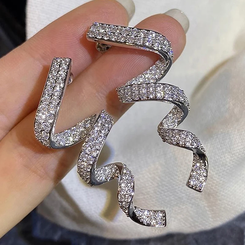 Huitan Rotational Ribbon Shaped Long Hanging Earrings for Women Sparkling CZ Trendy Luxury Female Accessories Creative Jewelry
Huitan Rotational Ribbon Shaped Long Hanging Earrings for Women Sparkling CZ Trendy Luxury Female Accessories Creative Jewelry