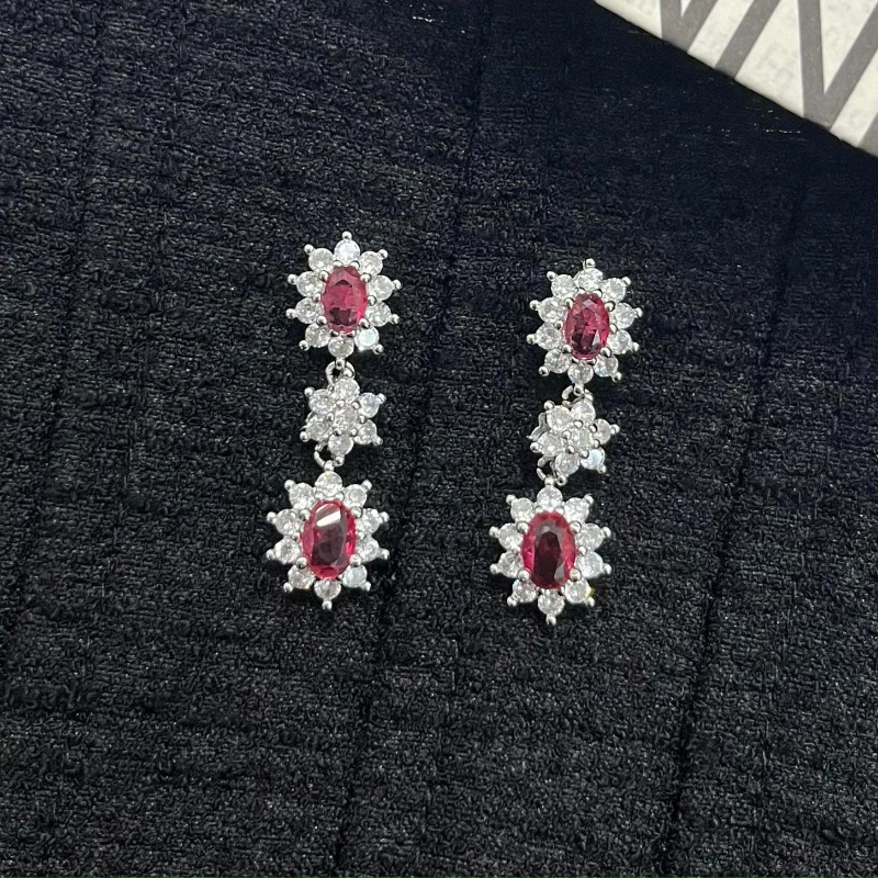 Long red gemstone earings stud retro design light luxury exquisite and high-end snowflake earrings for women banquet jewelry
Long red gemstone earings stud retro design light luxury exquisite and high-end snowflake earrings for women banquet jewelry
