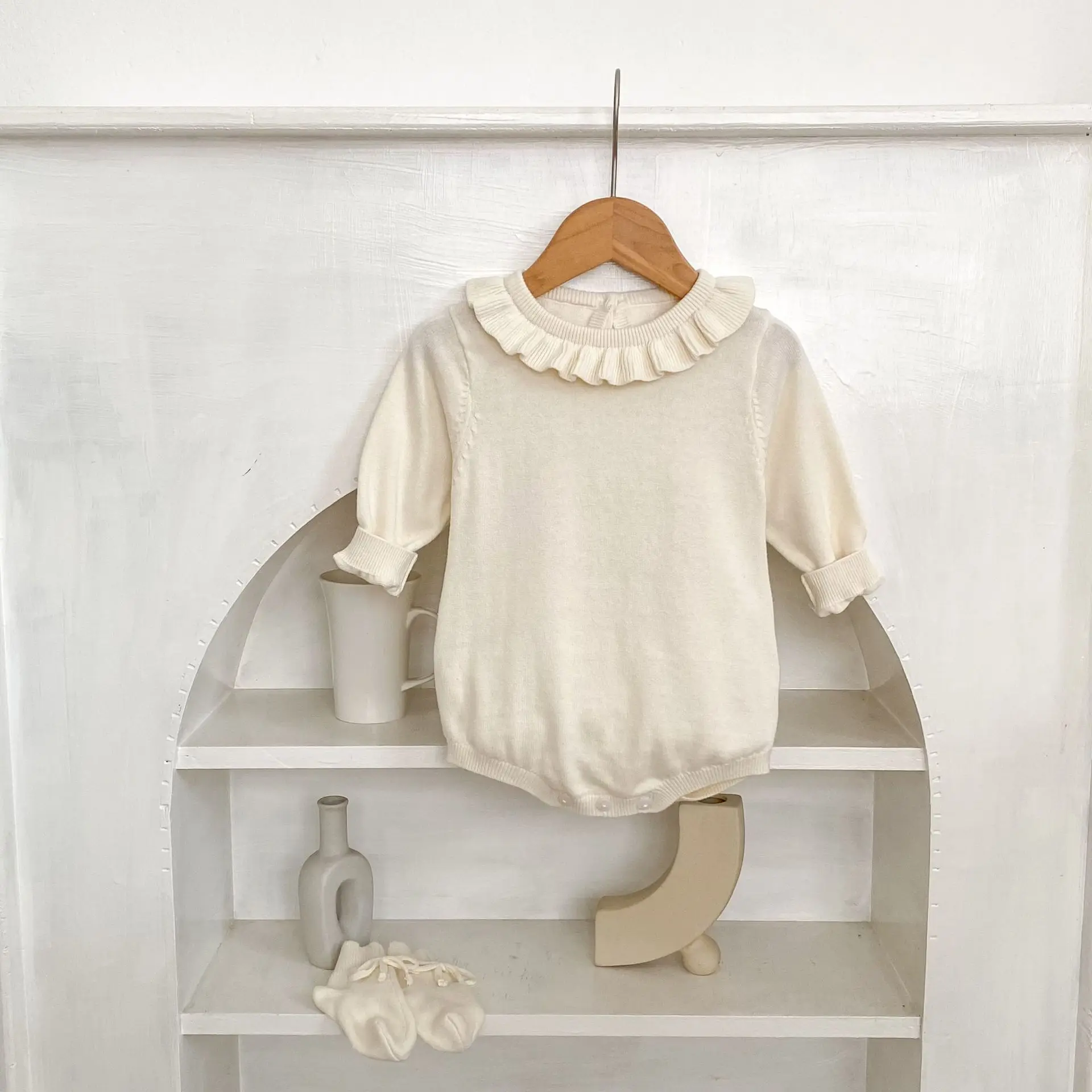 New autumn baby clothing for 0-3 years old,girl's baby base shirt, lace collar long sleeved knitted jumpsuit
New autumn baby clothing for 0-3 years old,girl's baby base shirt, lace collar long sleeved knitted jumpsuit