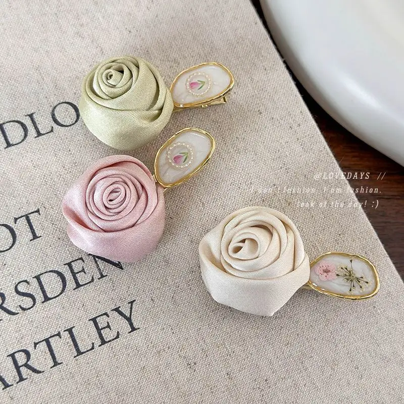Three Dimensional Fabric Rose Hair Clip for Bangs and Side Fringe Elegant Versatile Duckbill Pin for Women Premium Lightweight
Three Dimensional Fabric Rose Hair Clip for Bangs and Side Fringe Elegant Versatile Duckbill Pin for Women Premium Lightweight
