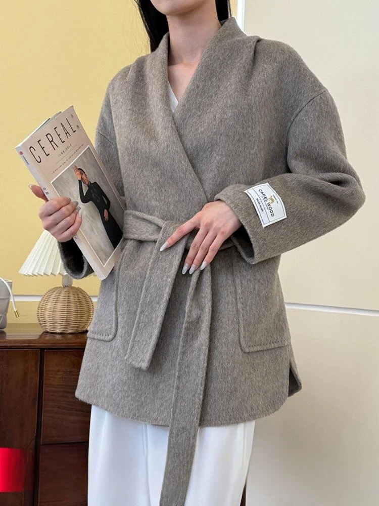 Lady's Short Woolen Jackets 2025 Autumn And Winter Bathrobe Lace-Up Temperament V-Neck High-End Women's Wool Coats 
Lady's Short Woolen Jackets 2025 Autumn And Winter Bathrobe Lace-Up Temperament V-Neck High-End Women's Wool Coats