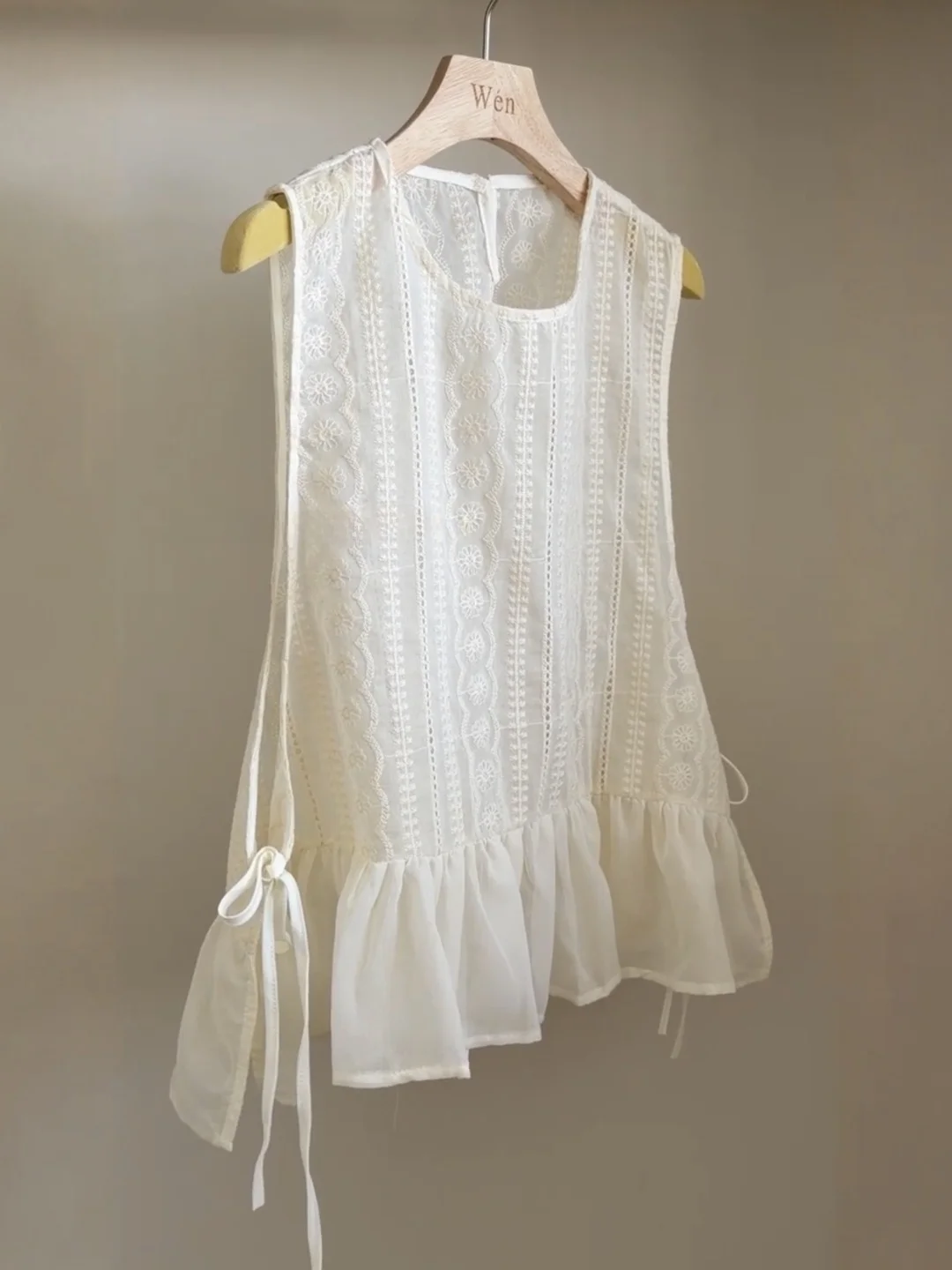 Ретро-жилет с круглым вырезом и вышивкой, женский летний новый топ без рукавов с поясом, уникальный корейский стиль, свободный крой, дышащая рубашка
Ретро-жилет с круглым вырезом и вышивкой, женский летний новый топ без рукавов с поясом, уникальный корейский стиль, свободный крой, дышащая рубашка