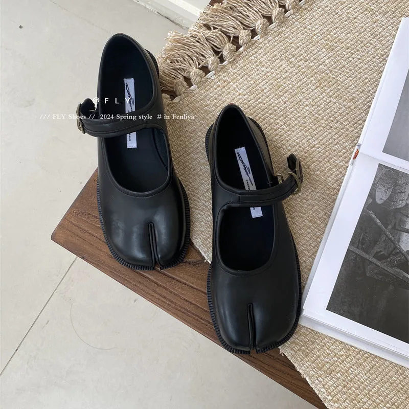 Женские туфли Мэри Джейн Tabis, новинка 2025, черные, коричневые балетки с разделенным носком, балетки с пряжкой 
Женские туфли Мэри Джейн Tabis, новинка 2025, черные, коричневые балетки с разделенным носком, балетки с пряжкой