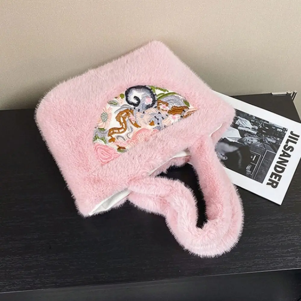 Сумка в китайском стиле с вышивкой и магнитной пряжкой, шелковая сумка большой емкости, женская сумка для мелочи
Сумка в китайском стиле с вышивкой и магнитной пряжкой, шелковая сумка большой емкости, женская сумка для мелочи