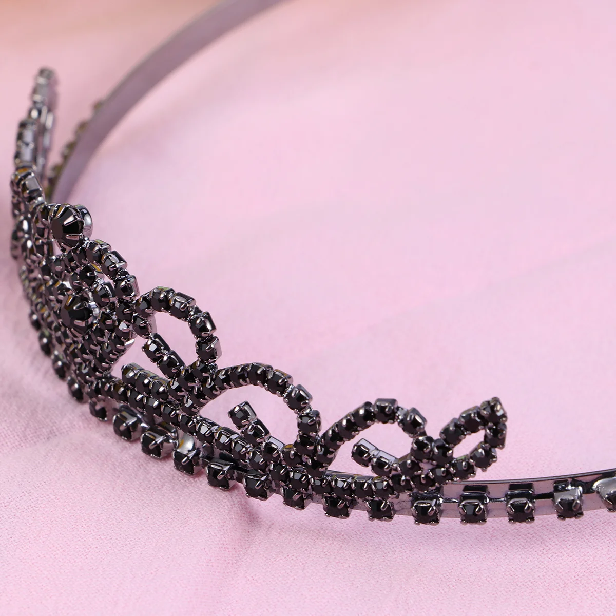 Black Wedding Bridal Rhinestone Hairband Alloy Crown for Weddings Engagement Parties Women Hair Comb Hair Clip
Black Wedding Bridal Rhinestone Hairband Alloy Crown for Weddings Engagement Parties Women Hair Comb Hair Clip