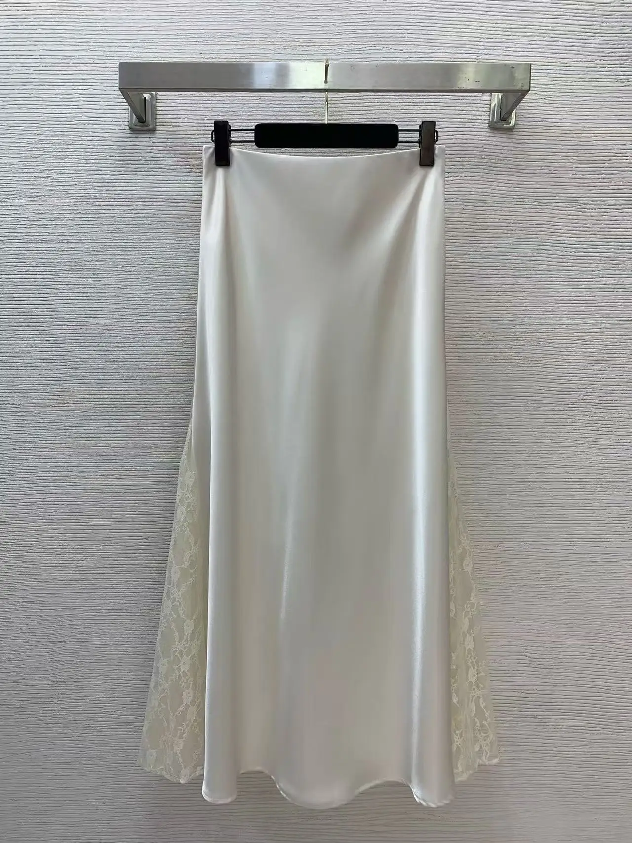 Luxury-lite glossy fishtail long dress with side openwork lace patchwork high-waisted midriff-baring full-length skirt
Luxury-lite glossy fishtail long dress with side openwork lace patchwork high-waisted midriff-baring full-length skirt