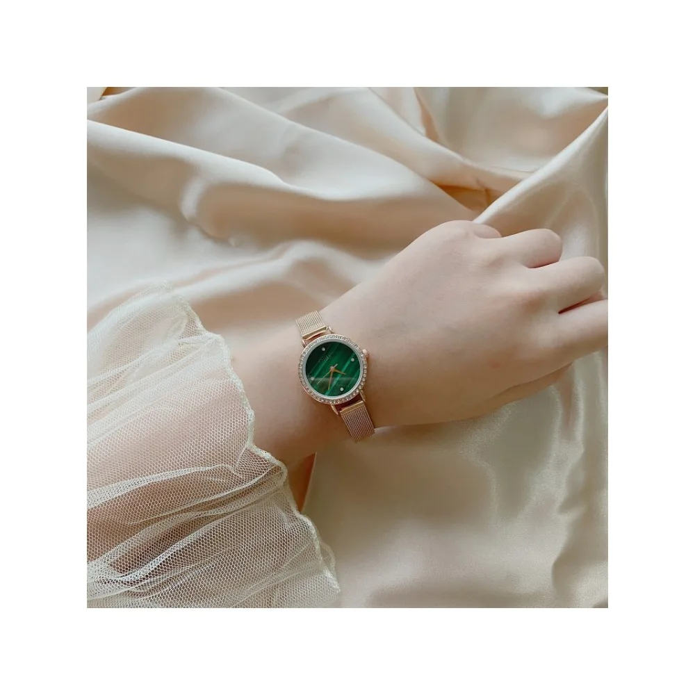 Diamond design watch women's simple fashion temperament retro small green watch quartz women's watch
Diamond design watch women's simple fashion temperament retro small green watch quartz women's watch