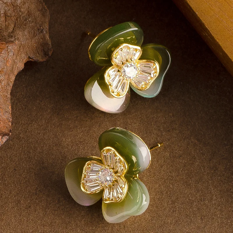 Sweet and elegant diamond-encrusted zircon flower flower stud earrings for women, fashionable and versatile commuting earrings
Sweet and elegant diamond-encrusted zircon flower flower stud earrings for women, fashionable and versatile commuting earrings