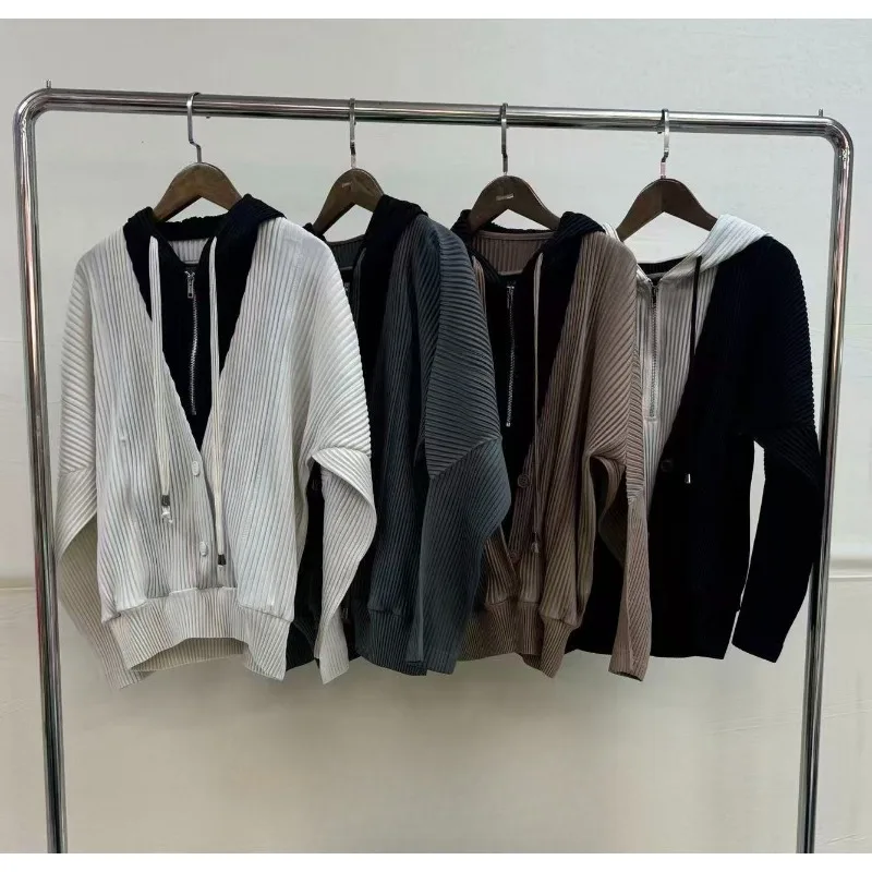 Miyake плиссированная женская куртка с v-образным вырезом, тонкая стеганая куртка с капюшоном, осень 2021, новая персонализированная женская одежда 
Miyake плиссированная женская куртка с v-образным вырезом, тонкая стеганая куртка с капюшоном, осень 2021, новая персонализированная женская одежда