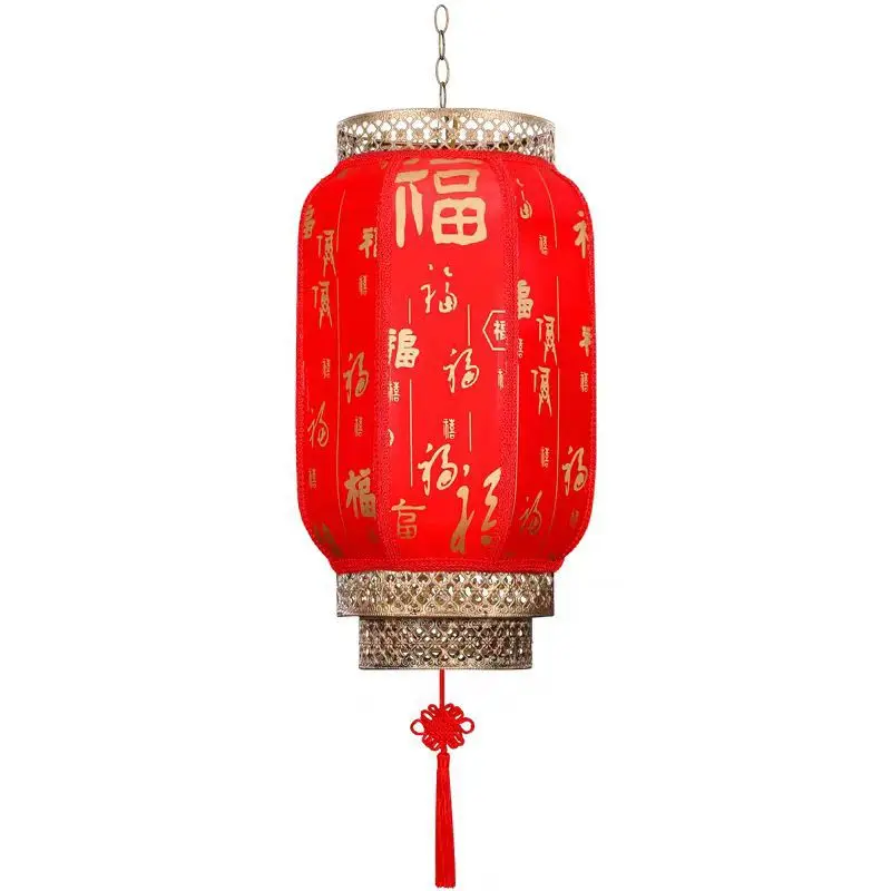 Водонепроницаемые фонарики из овчины подвешен на открытом воздухе на деревьях в живописном месте и сцена фестивальной деятельности красиво.
Водонепроницаемые фонарики из овчины подвешен на открытом воздухе на деревьях в живописном месте и сцена фестивальной деятельности красиво.