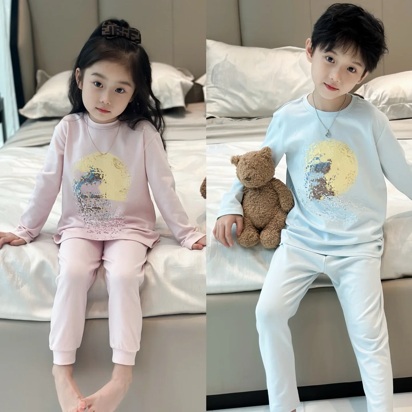 In stock 2024 autumn and winter children's suits boys and girls cute bear home clothes suits
In stock 2024 autumn and winter children's suits boys and girls cute bear home clothes suits