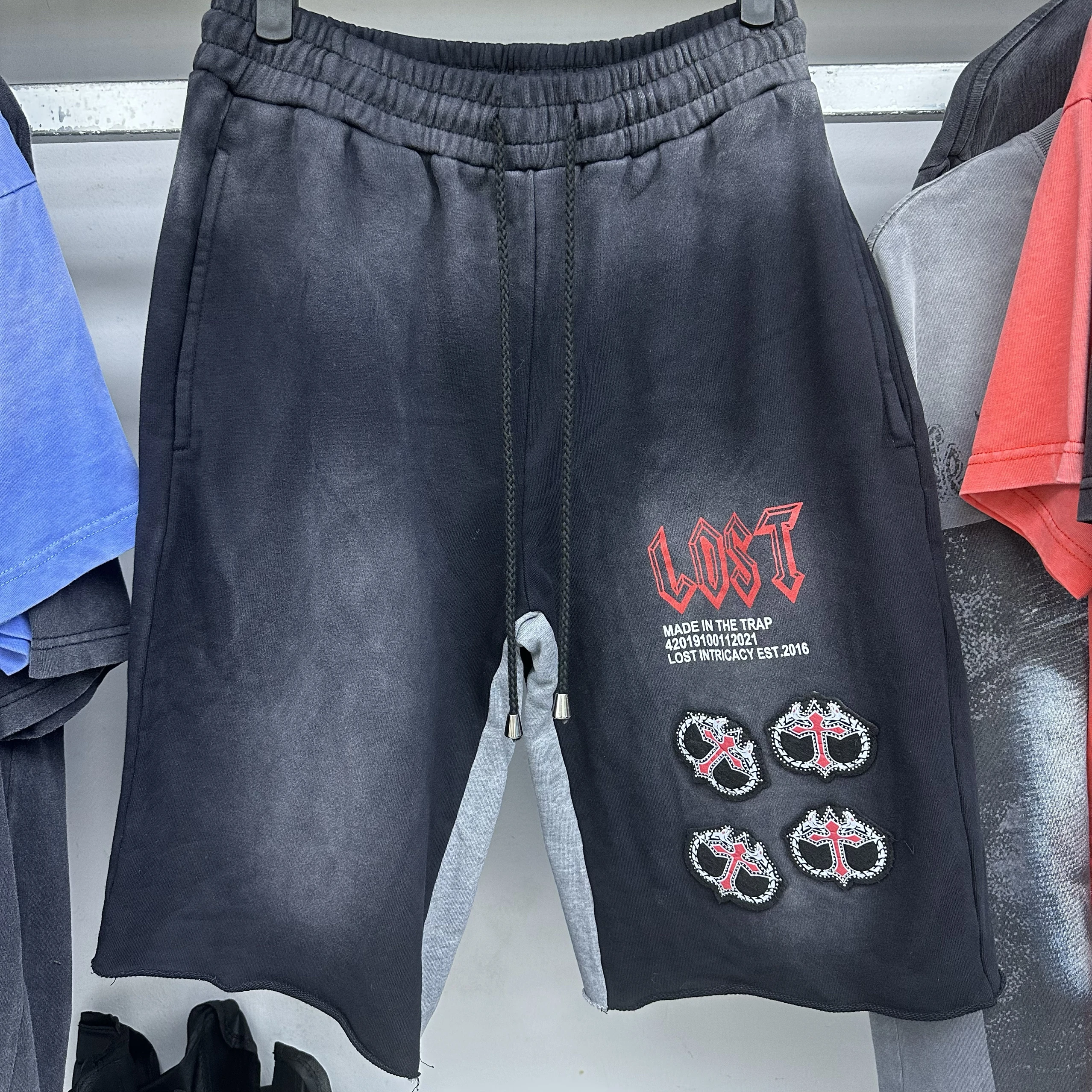 Летние повседневные брюки-шорты свободного кроя с эластичным поясом и завязками, универсальные, модные, в американском стиле, бренд Lost, длина до колена
Летние повседневные брюки-шорты свободного кроя с эластичным поясом и завязками, универсальные, модные, в американском стиле, бренд Lost, длина до колена